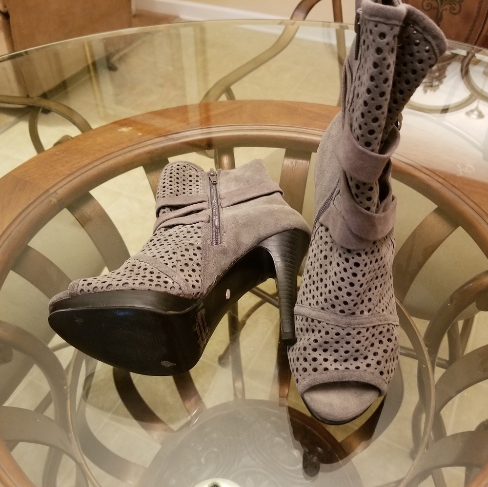Open-toed boots